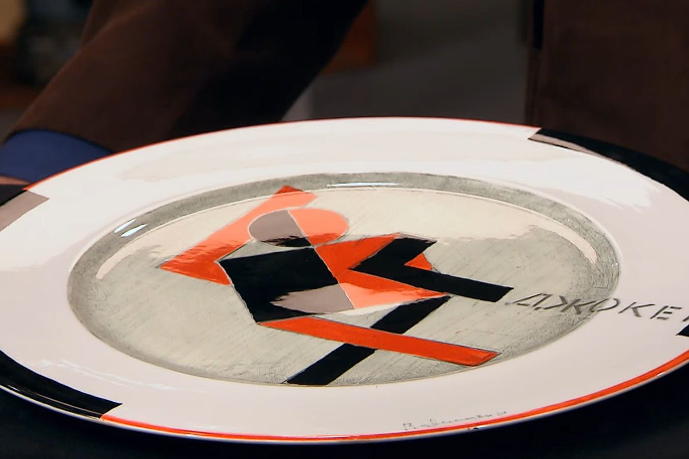 Vier dieser Teller stehen zum Verkauf. Wie werden die „Bares für Rares“-Händler reagieren?