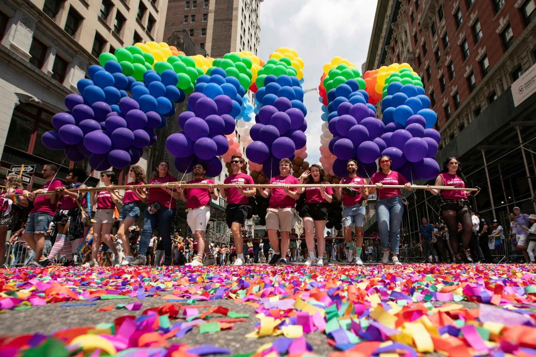 dpatopbilder - Ballonbögen in Regenbogenfarben bei der NYC Pride Parade.