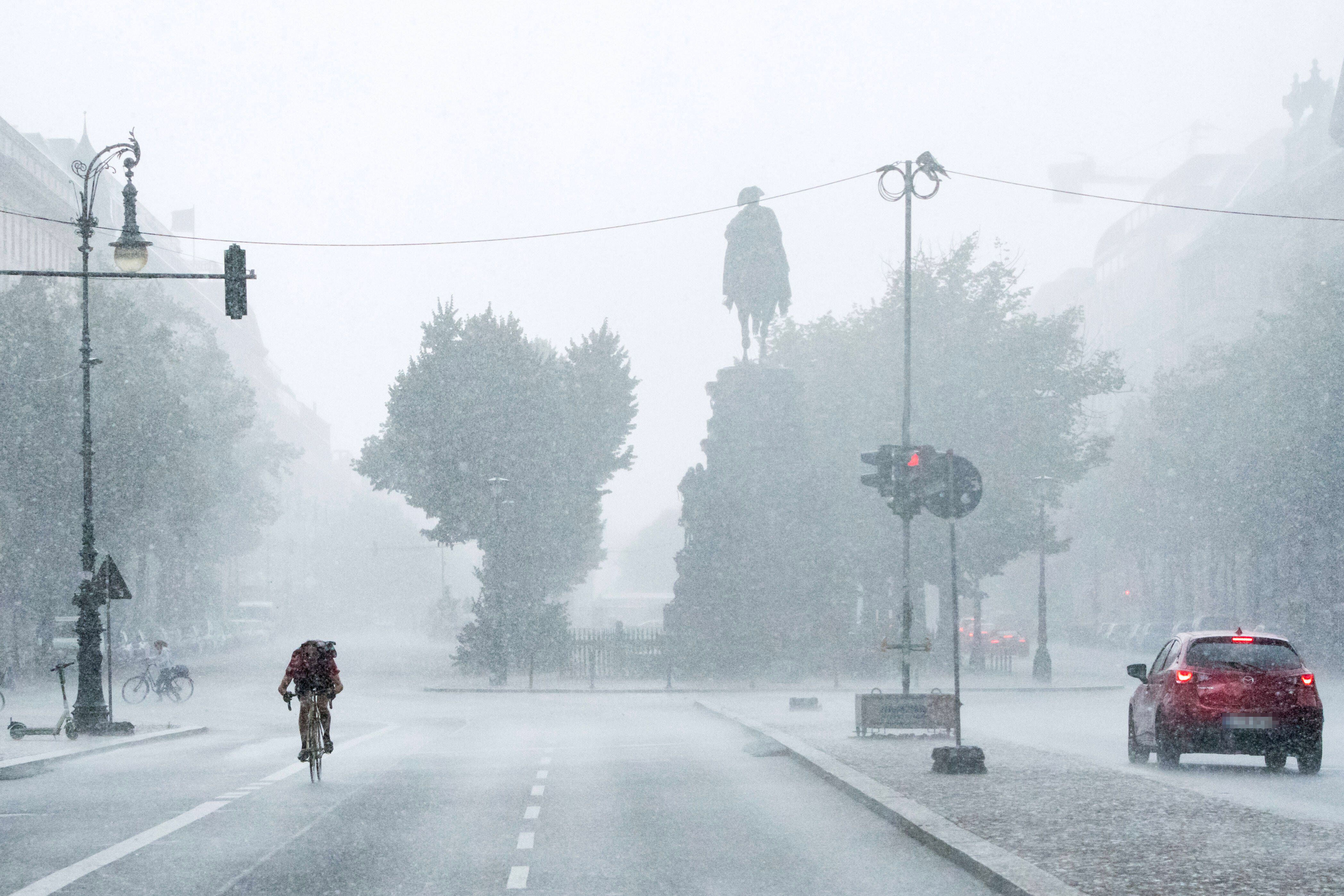 Unwetter In Berlin: So Fegten Starkregen Und Gewitter Am ...