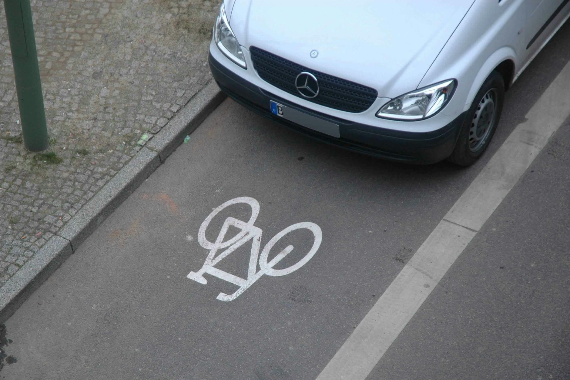 Anscheinend wieder en vogue: Autos, die auf Radwegen parken.&nbsp;
