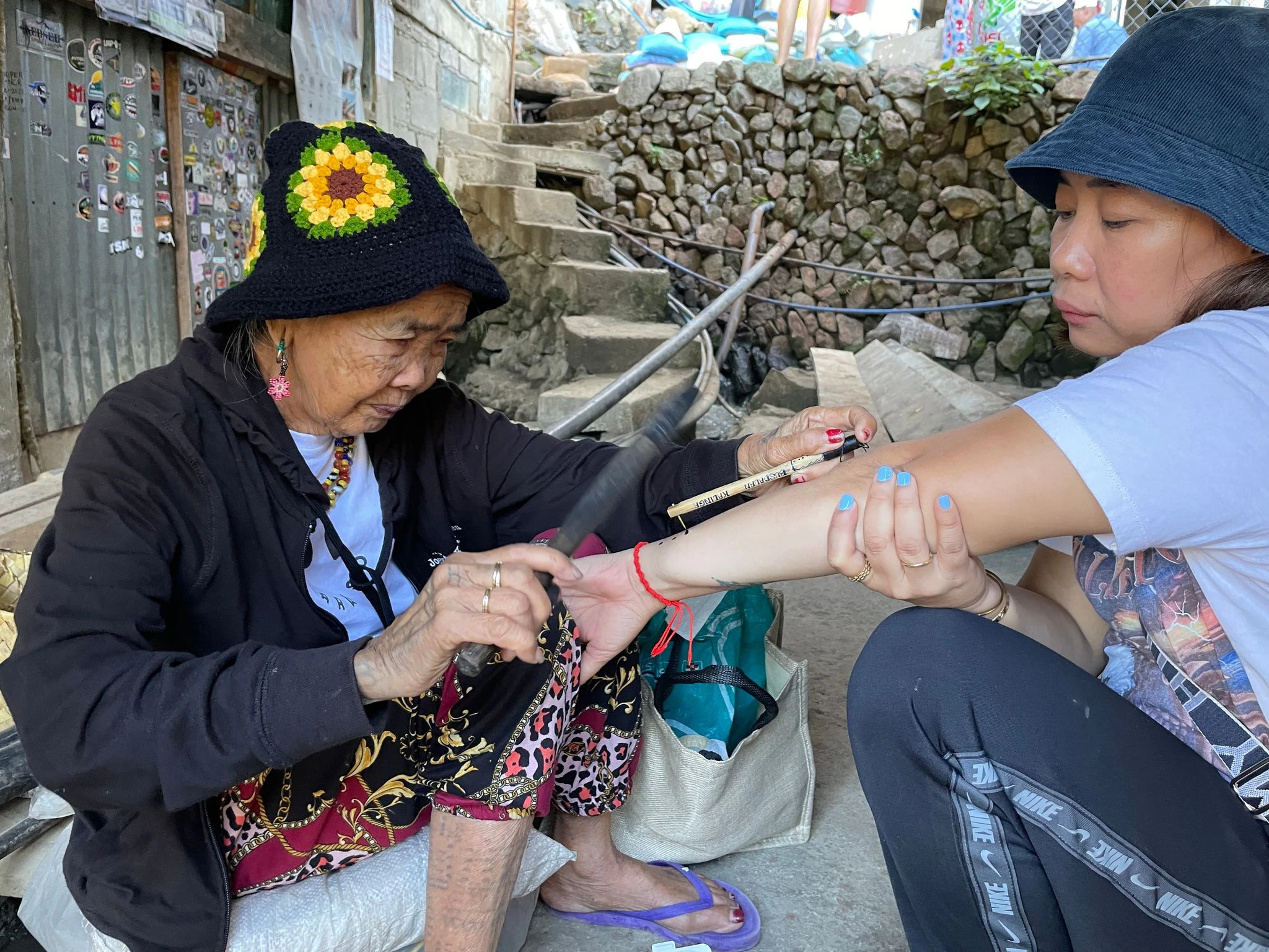 PRODUKTION - Mit 106 Jahren praktiziert Whang-Od immer noch die uralte Kunst des Batok - die Technik des Tätowierens mit der Hand unter Verwendung eines Zitronenbaumdorns und Holzkohle-Ruß.  