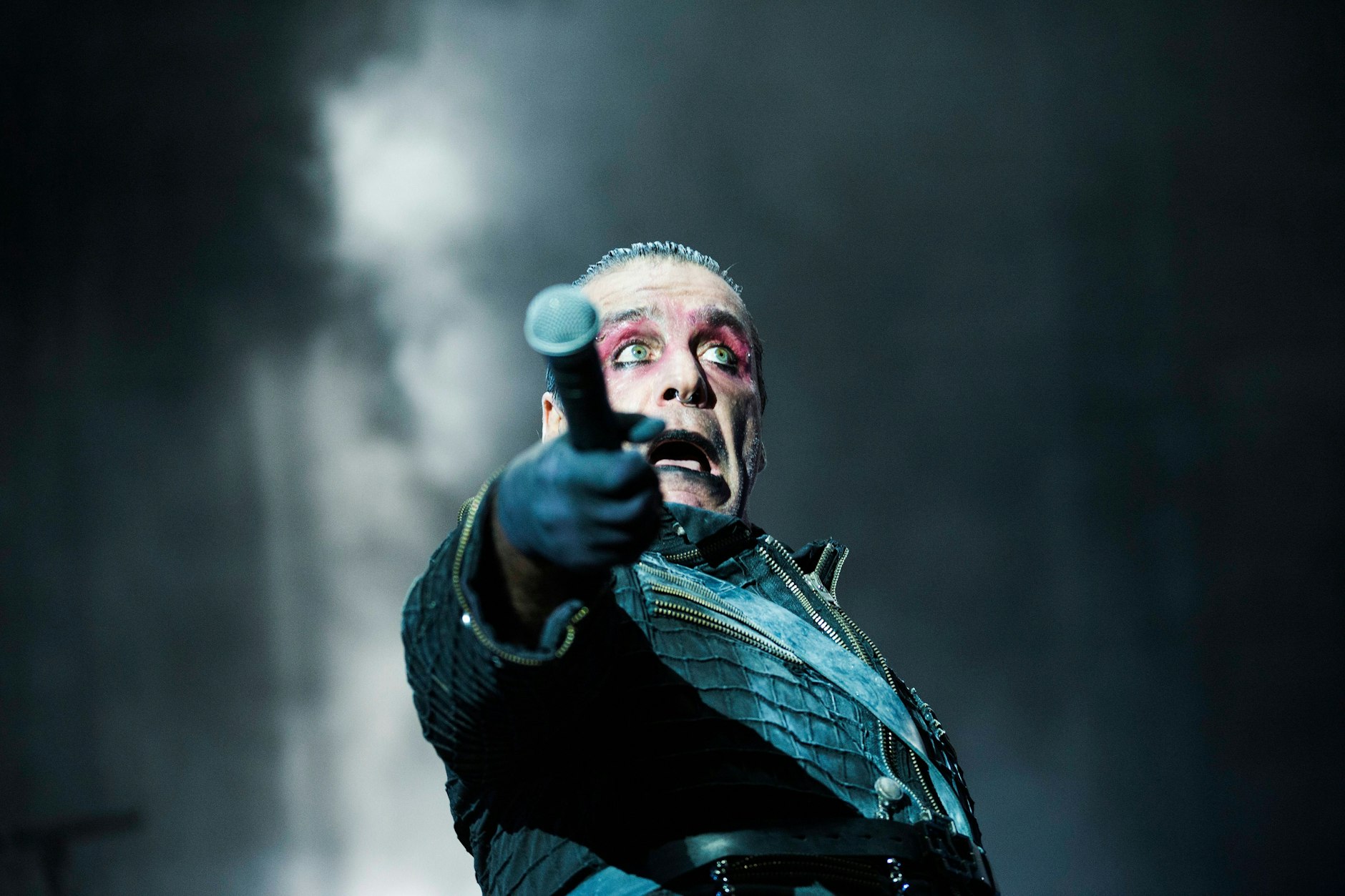 Rammstein performt auf einem Festival.