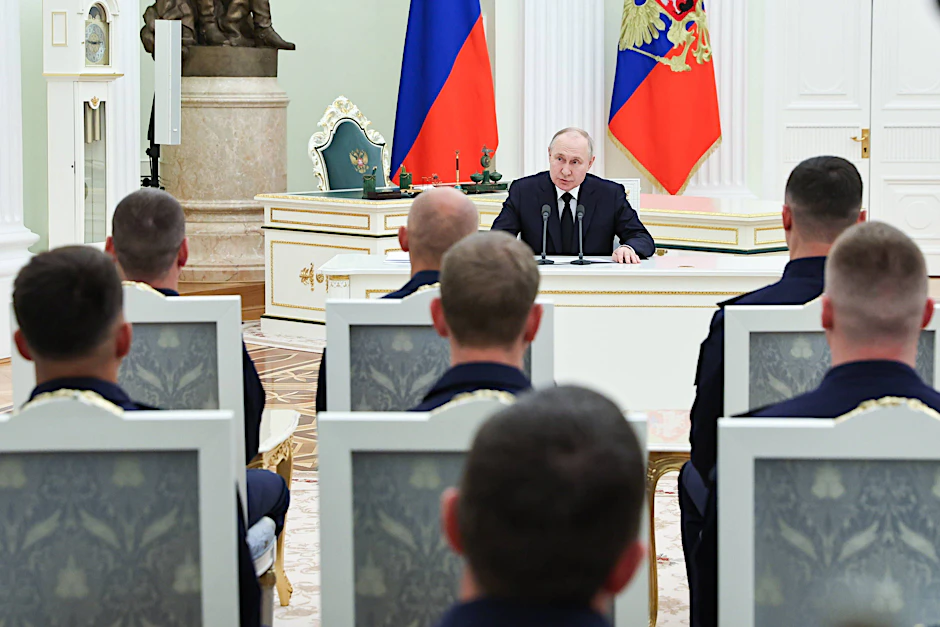 Russlands Präsident Wladimir Putin trifft sich mit russischen Soldaten im Kreml. 
