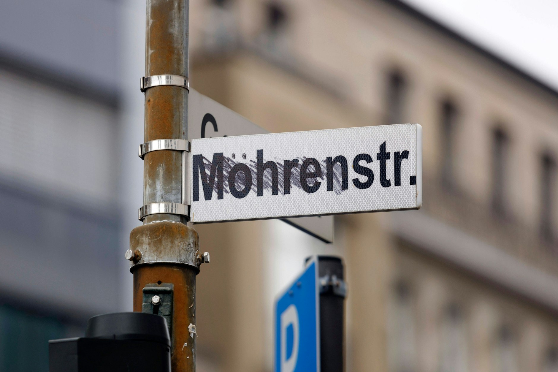Schmiererei und Vandalismus begleiteten den Streit um die Umbenennung der Mohrenstraße von Anfang an.