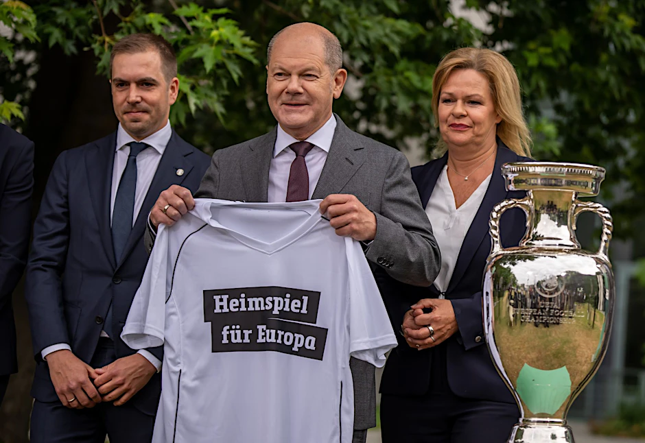 ARCHIV - Vorfreude auf die Fußball-EM: Bundeskanzler Olaf Scholz (M), mit Turnierdirektor Philipp Lahm (l) und Bundesinnenministerin Nancy Faeser.  