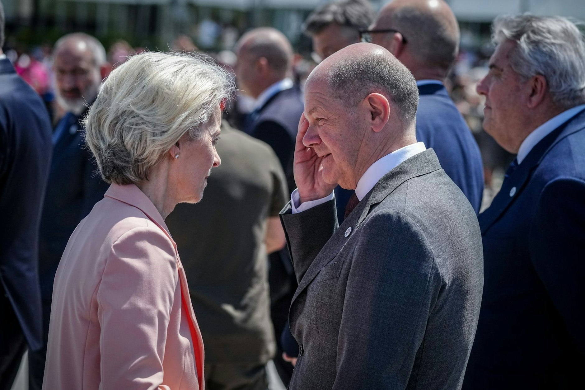 Wie umgehen mit russischem Vermögen? EU-Kommissionspräsidentin Ursula von der Leyen im Gespräch mit Bundeskanzler Olaf Scholz.