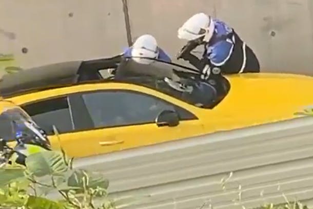 Ein Screenshot des Videos, das offenbar zeigt, wie ein Polizist einen Minderjährigen erschießt.