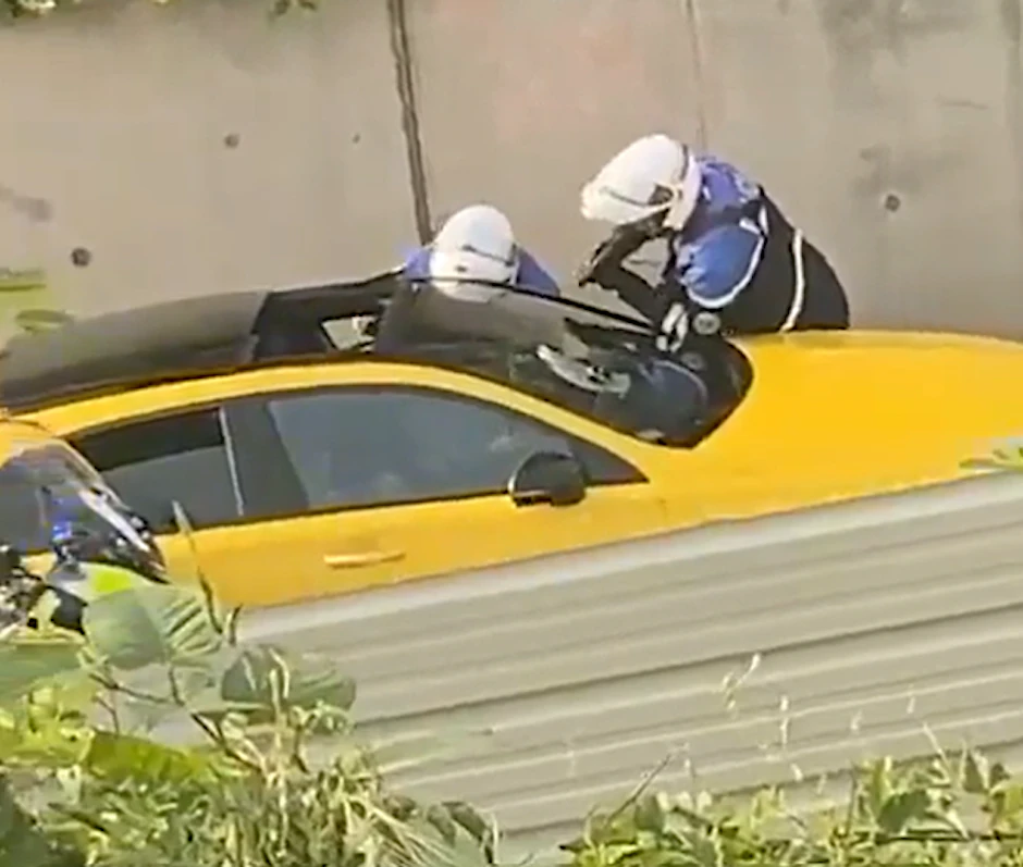 Ein Screenshot des Videos, das offenbar zeigt, wie ein Polizist einen Minderjährigen erschießt.