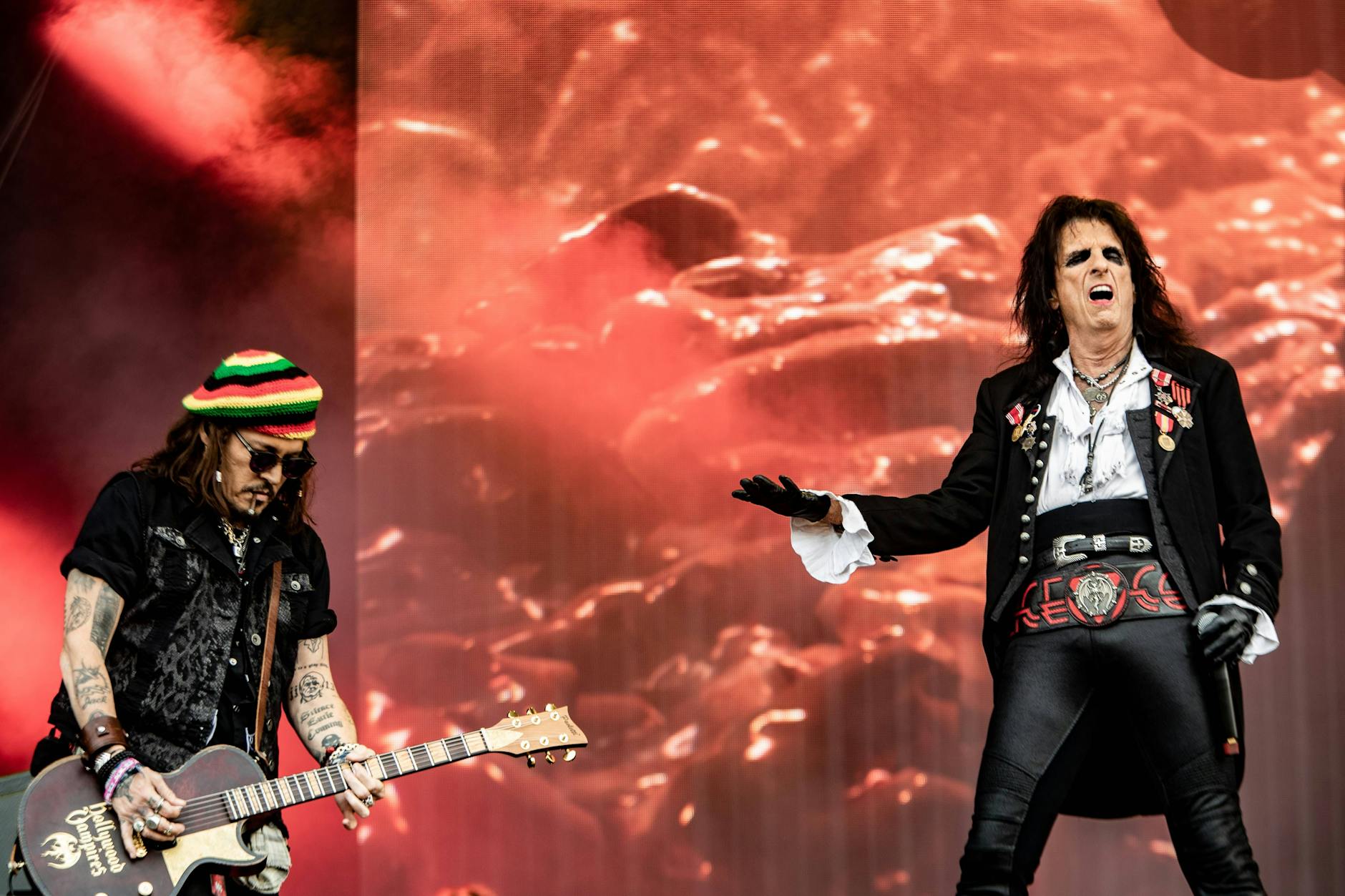 Geriatrische Rocker in Rüschenhemden und Bob-Marley-Gedenk-Häkelhauben: Johnny Depp an der Gitarre und Alice Cooper sind zusammen mit Joe Perry (nicht im Bild) die Hollywood Vampires.