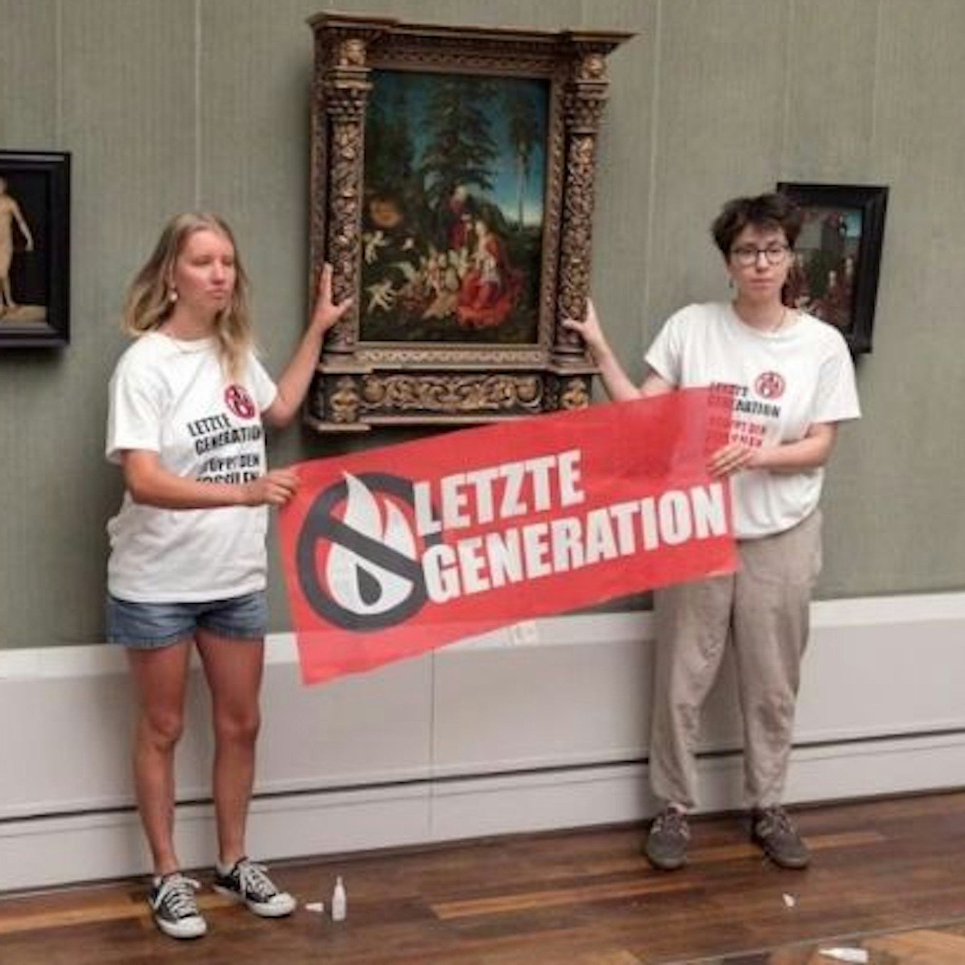 Lina E. (r.) klebte sich an den Rahmen eines Cranach-Gemäldes.