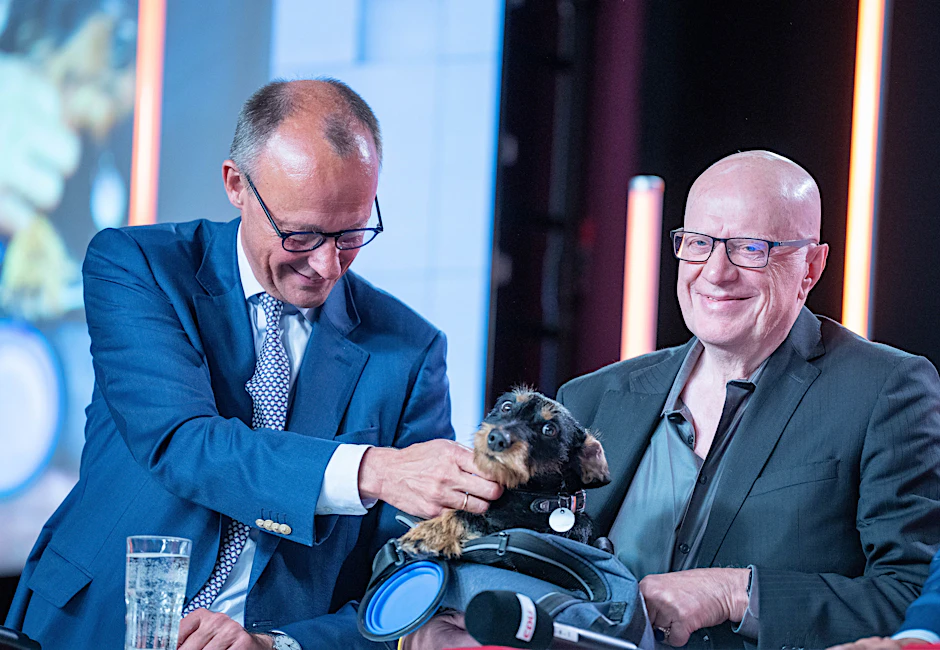 Zumindest in Sachen Tierliebe scheint Einigkeit zu herrschen zwischen CDU-Chef Merz (l.) und dem Grünen Fücks. Das Bild entstand beim CDU-Grundsatzkonvent.