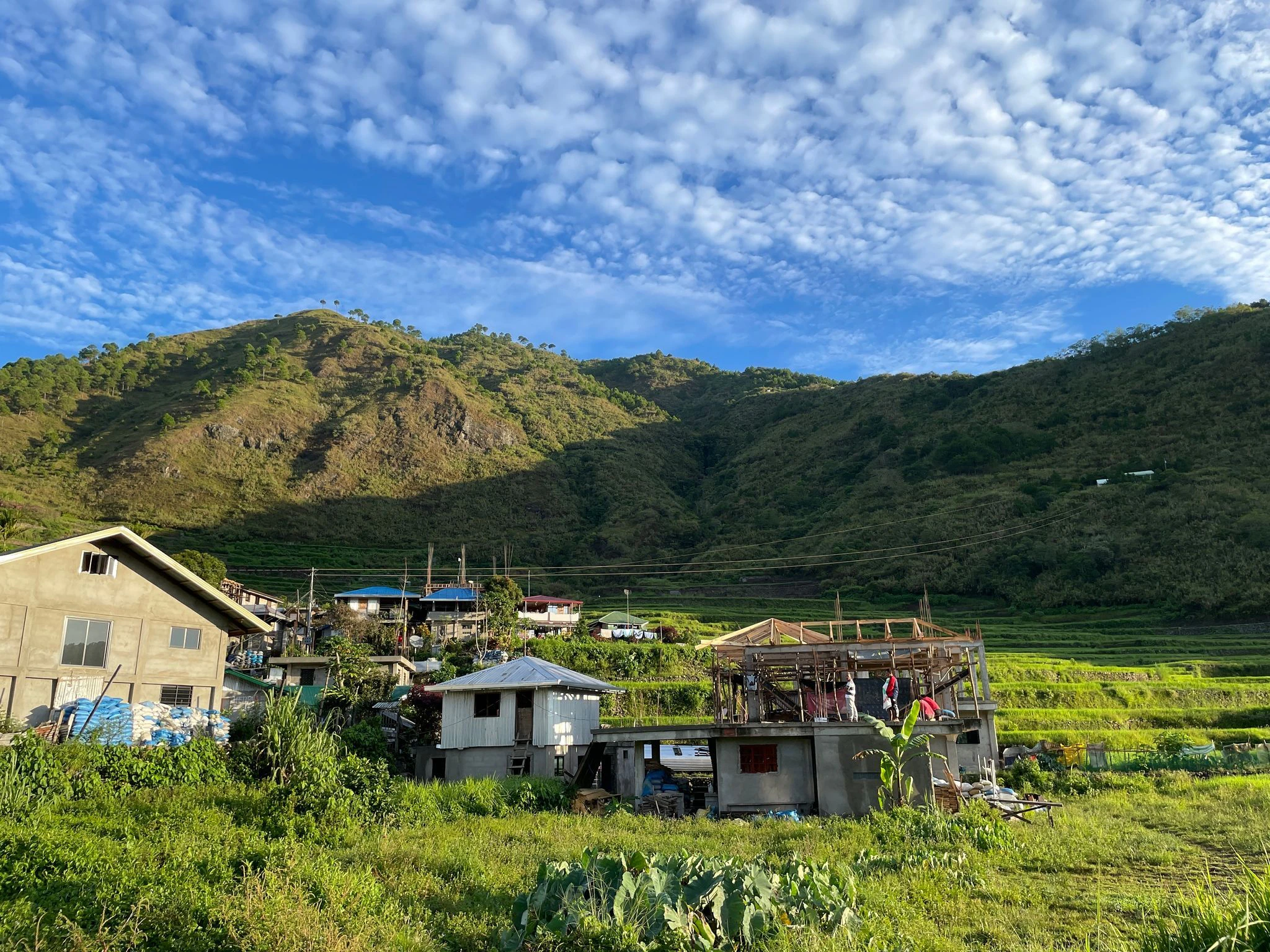 PRODUKTION - Das Berg- und Heimatdorf von Maria Oggay auf den Philippinen. Dort kommen mittlerweile viele Touristinnen und Tourstinen hin - für ein Tattoo.  