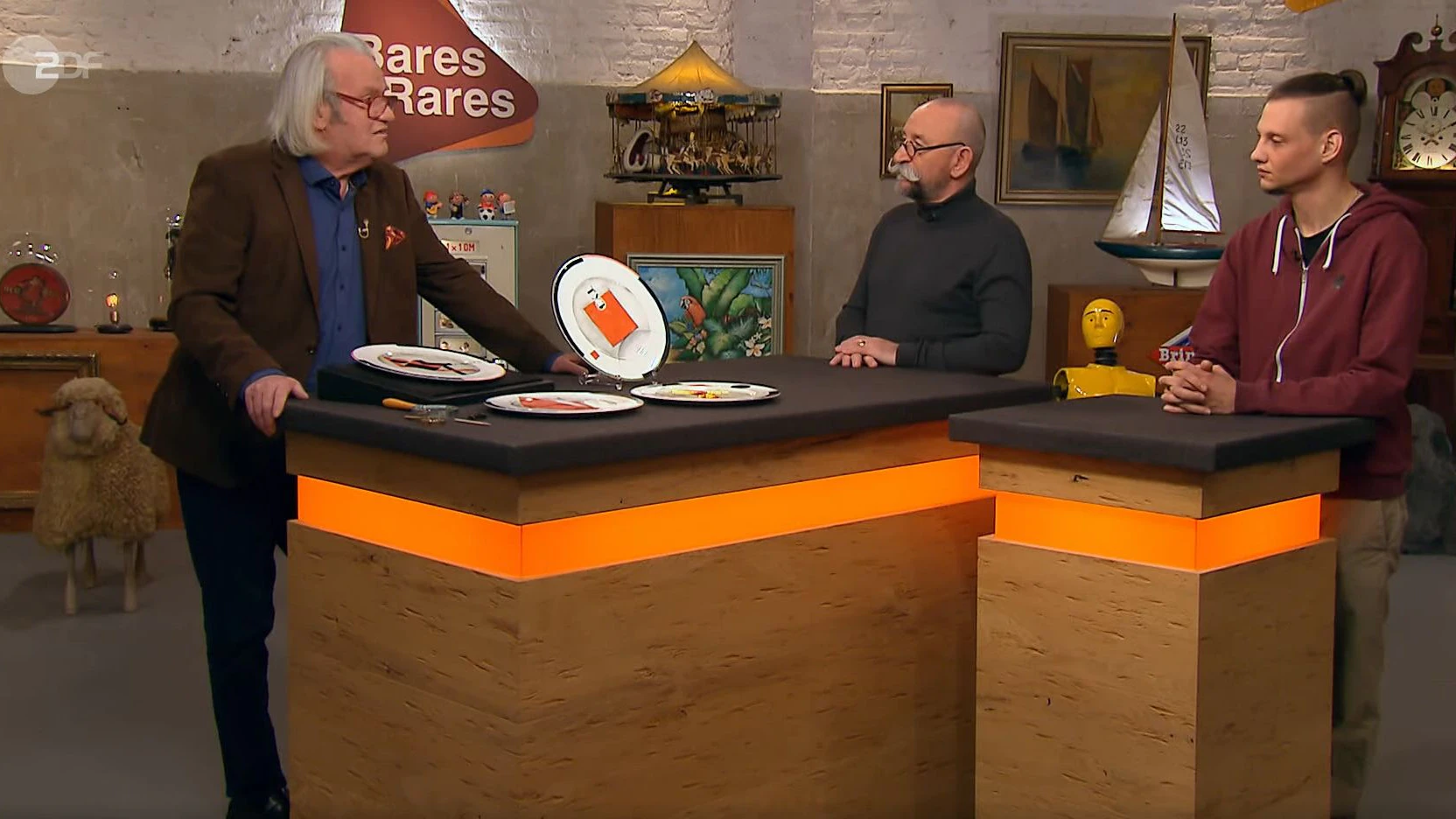 „Bares für Rares“-Experte Albert Maier (l.), Moderator Horst Lichter und Verkäufer Pascal (r.)