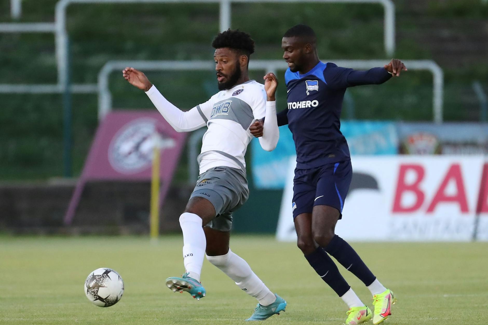 In der Vorsaison noch Gegner, jetzt Kollegen beim BFC: Dominic Duncan und Herthas McMoordy Hüther (r.)