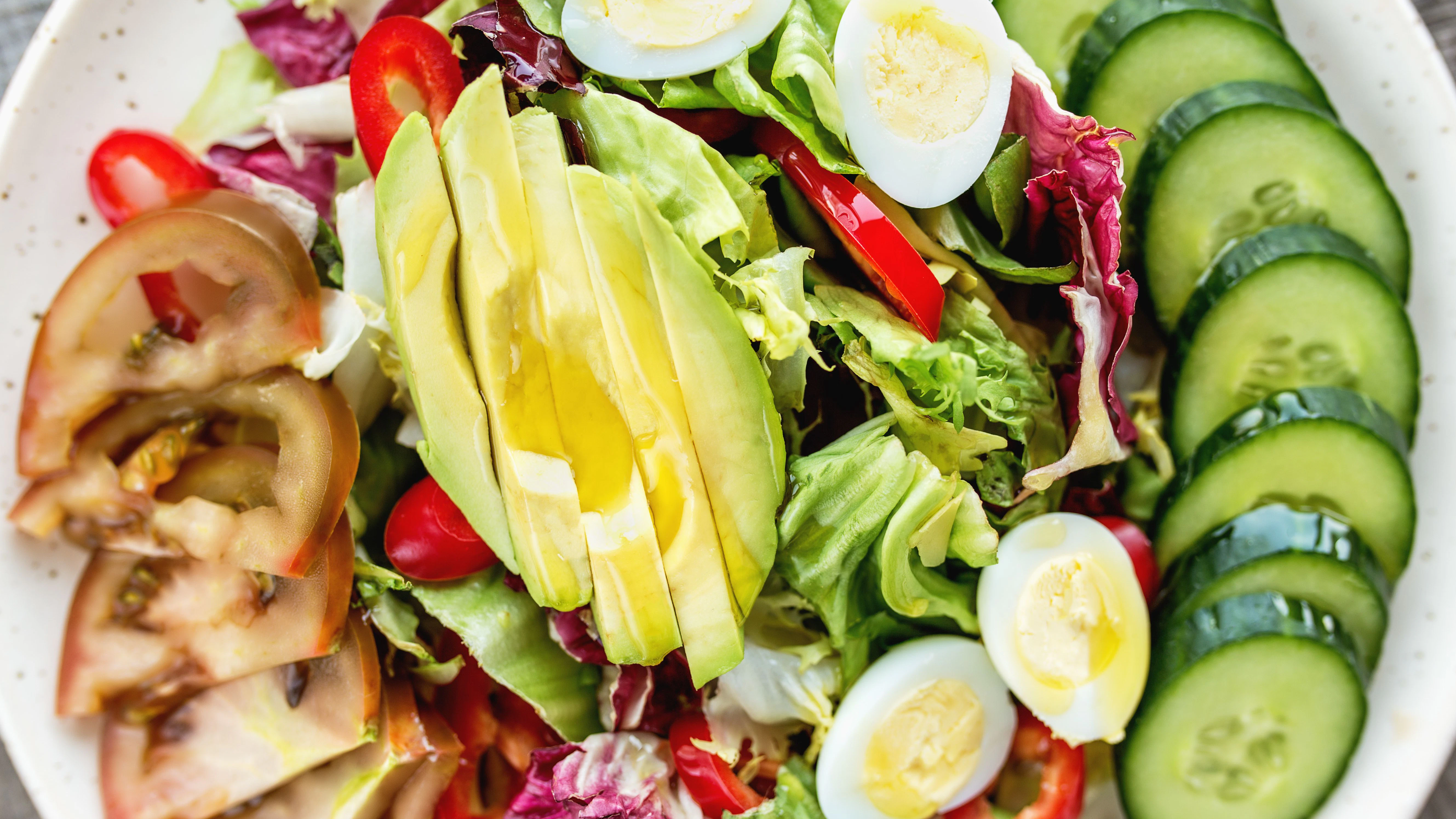 Fettverbrenner-Salat mit Avocado ist das perfekte Abendbrot in der Diät.