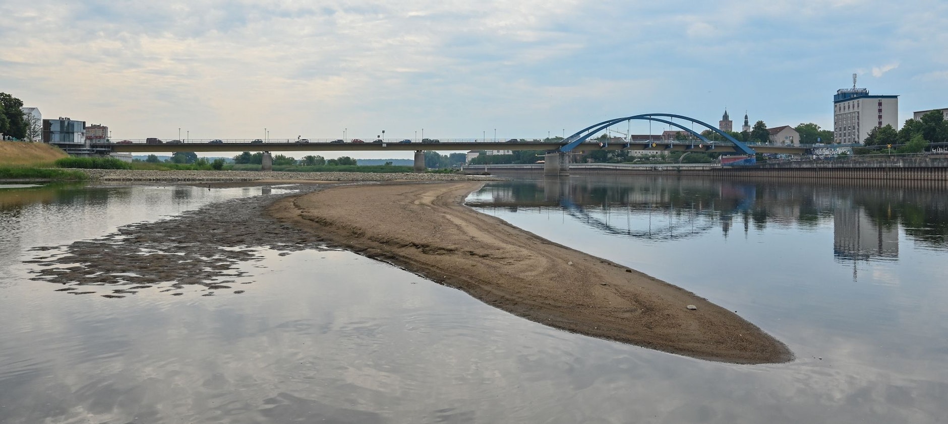 ARCHIV - Blick vom polnischen Ufer über das Niedrigwasser des Flusses Oder auf die Stadt Frankfurt (Oder).  