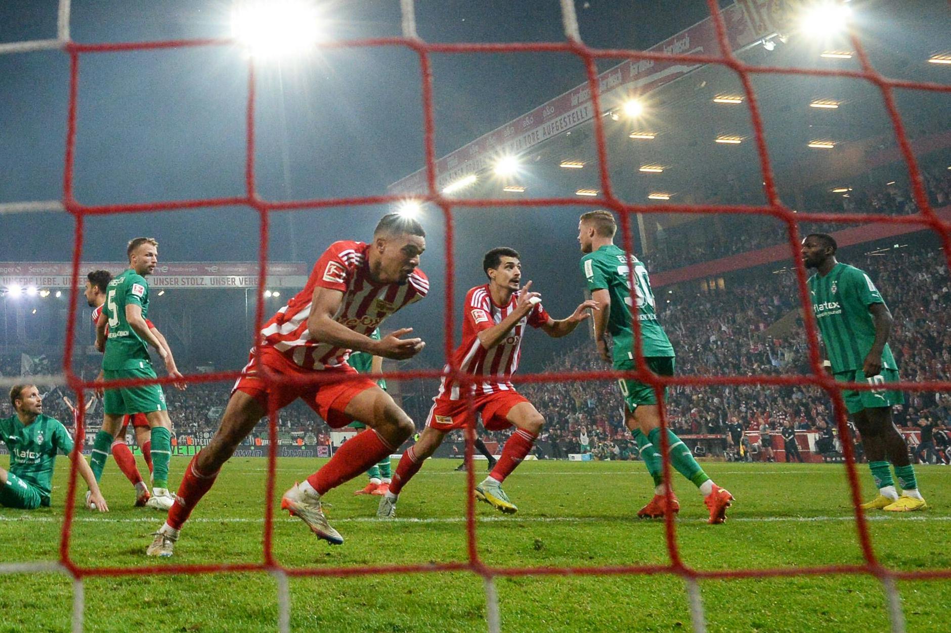 Ab zum späten Jubel: Danilho Doekhi (l.) hat den späten Siegtreffer für den 1. FC Union Berlin gegen Borussia Mönchengladbach erzielt und läuft zu den Fans.