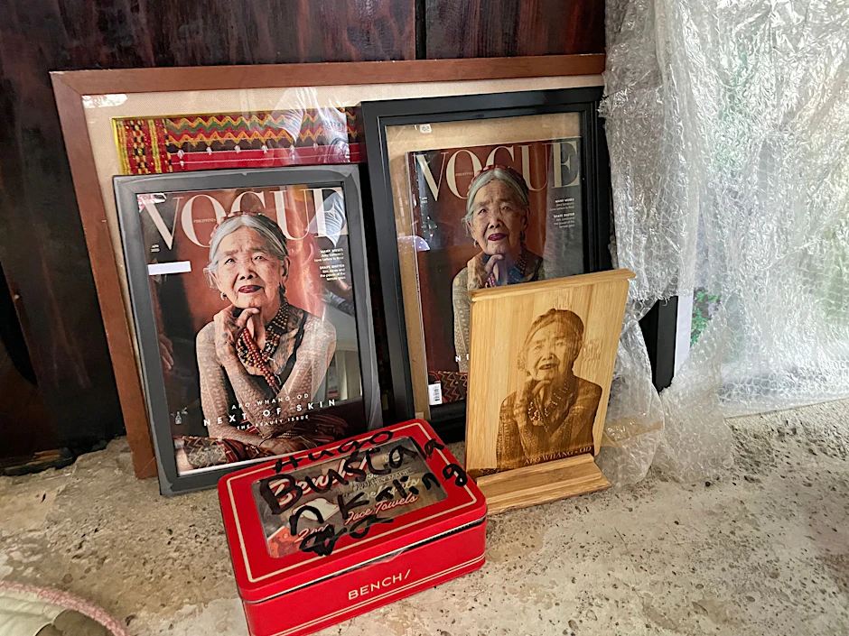 PRODUKTION - Maria Oggay, die älteste Mambabatok oder traditionelle Tätowiererin auf den Philippinen, ist auf dem Cover der "Vogue" zu sehen.  
