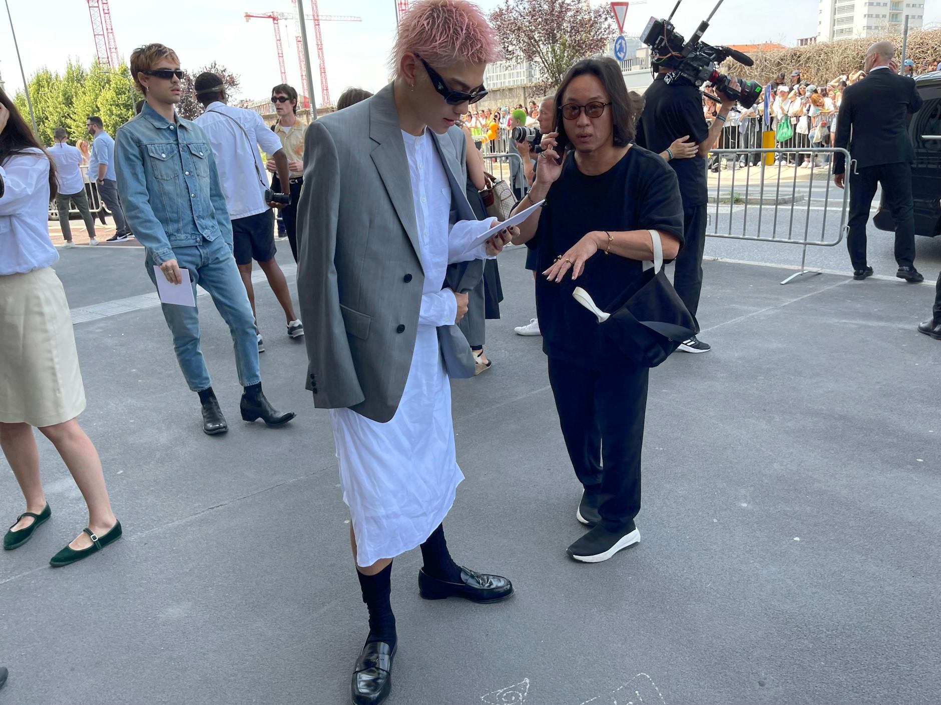 Der Blick nach unten offenbart: lange, dunkle Socken recken sich auf den Loafern hervor.