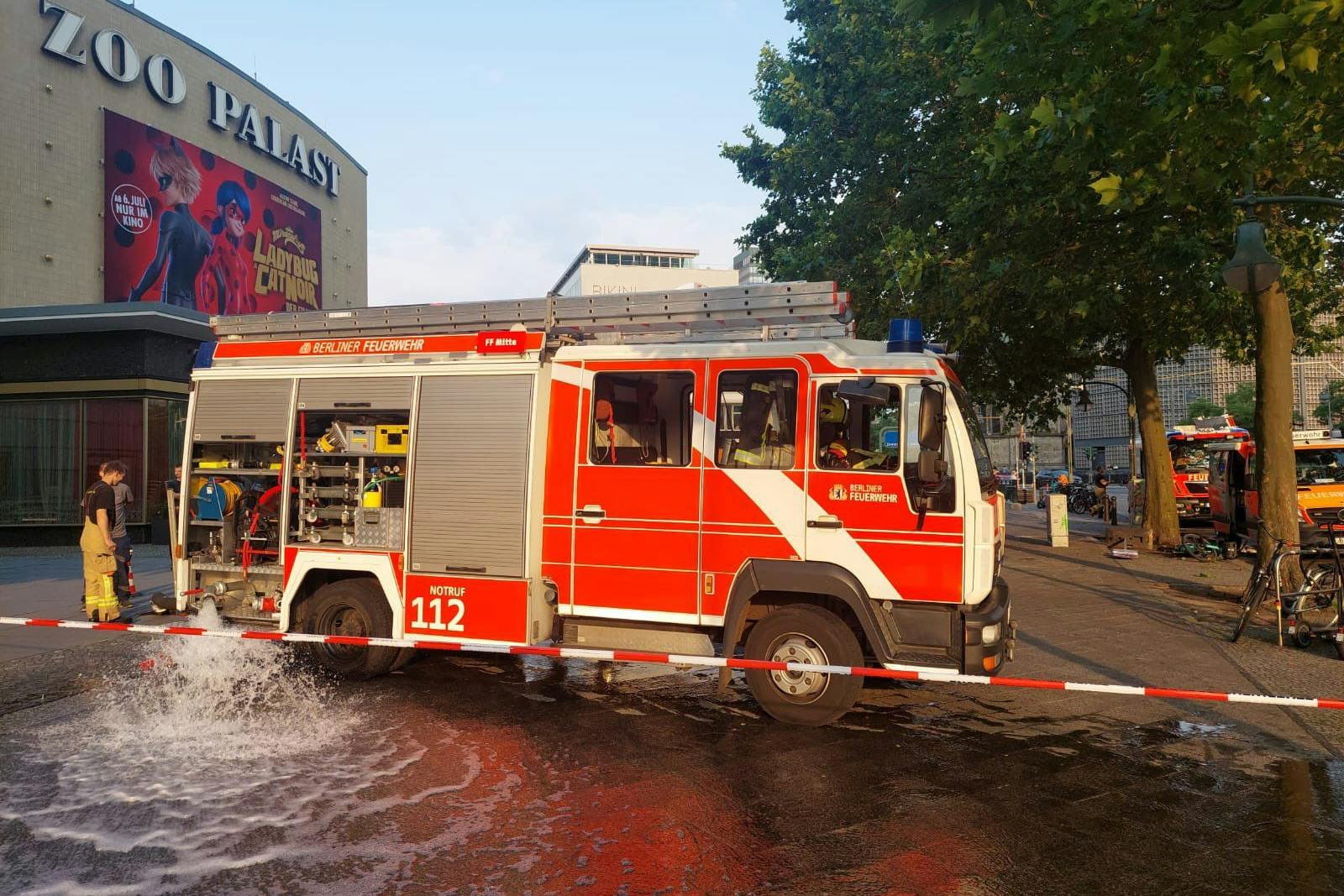 Feuerwehrmänner pumpen nach der Sintflut den vollgelaufenen Keller des Berliner Zoo-Palasts leer.