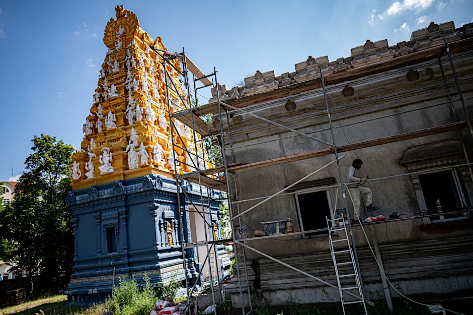 PRODUKTION - Bauarbeiter arbeiten auf der Baustelle des Hindu-Tempel in der Hasenheide.aufwendig hergestellte Götter-Figuren (zu dpa «Hindu-Tempel in der Hasenheide soll in diesem Jahr eröffnet werden»)  