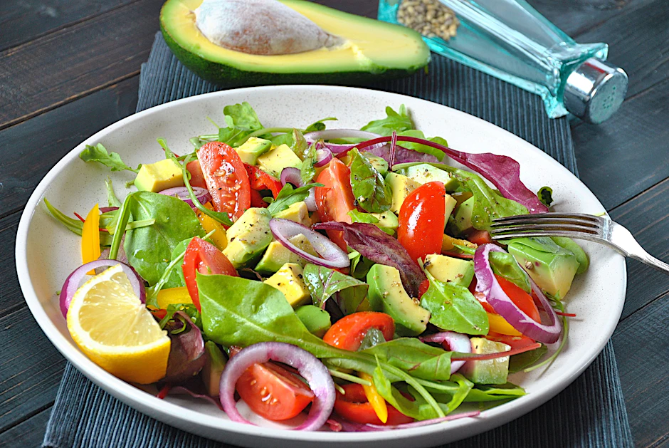 Der Fettverbrenner-Salat mit Avocado ist schnell gemacht, gesund und lecker.