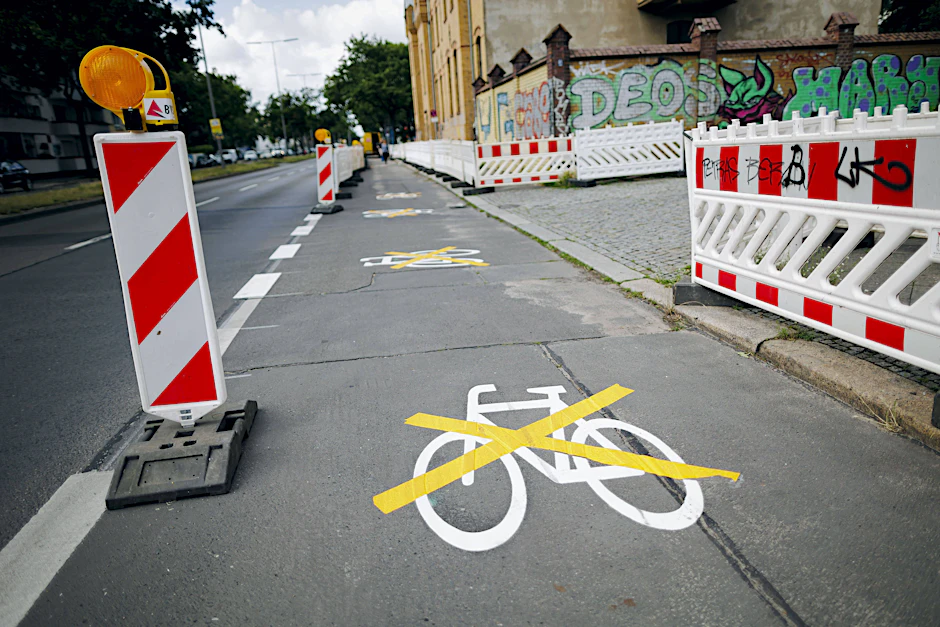 Sieben Jahre nach dem ersten Beschluss wurde in der Ollenhauerstraße in Reinickendorf ein Radfahrstreifen markiert. Doch das Bezirksamt ließ ihn mit gelber Folie ungültig machen.