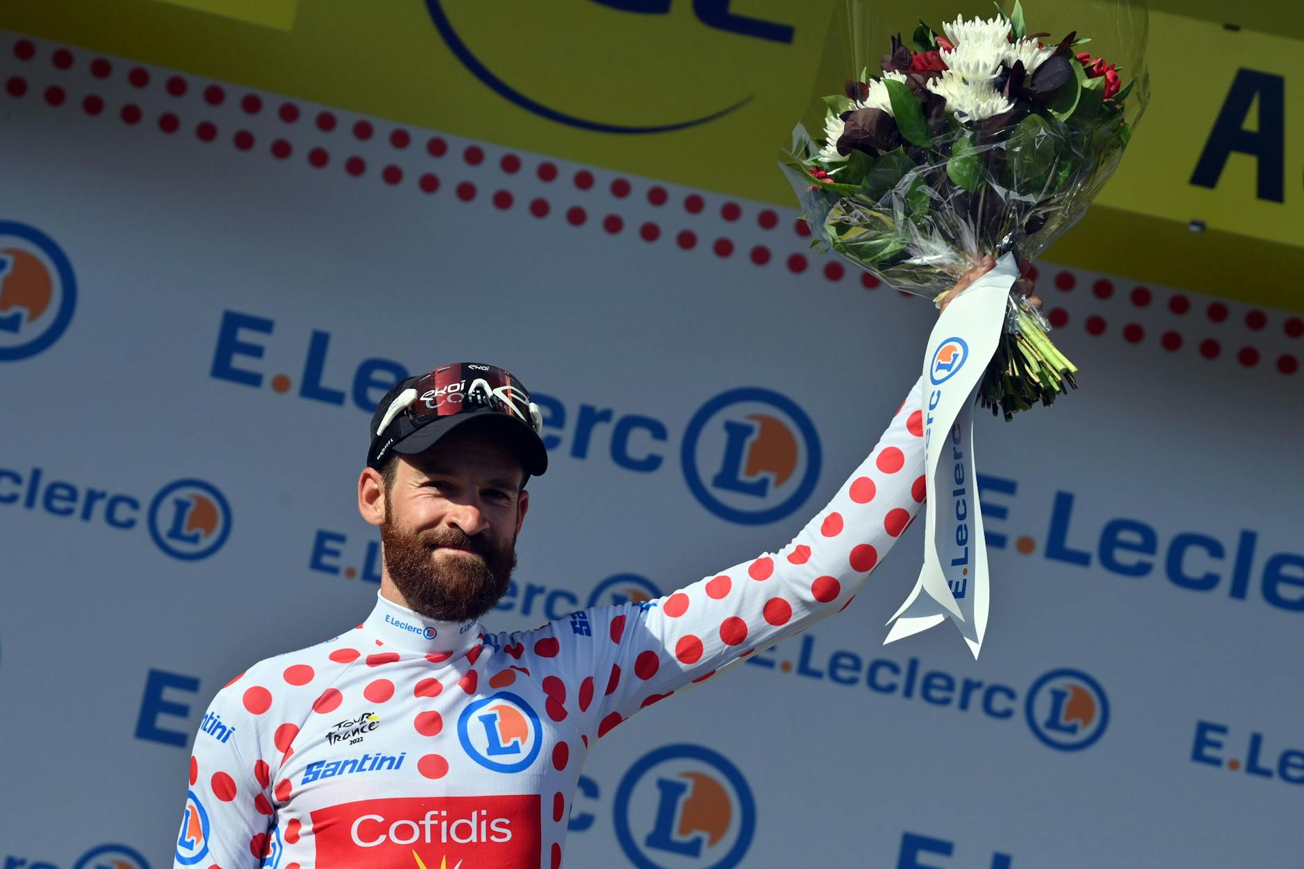 Simon Geschke trägt im Juli 2022 das gepunktete Trikot des besten Bergfahrers.