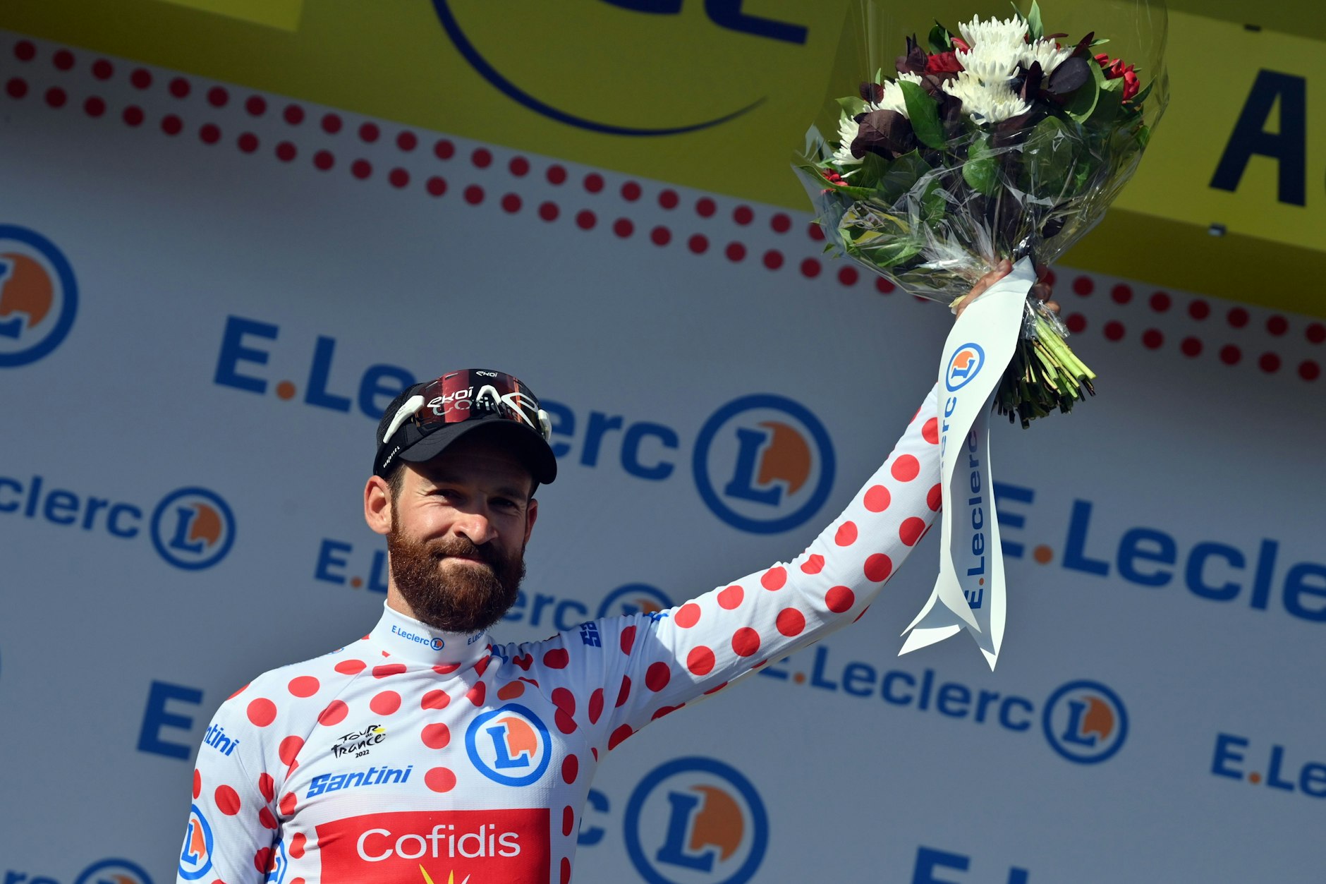 Simon Geschke trägt im Juli 2022 das gepunktete Trikot des besten Bergfahrers.