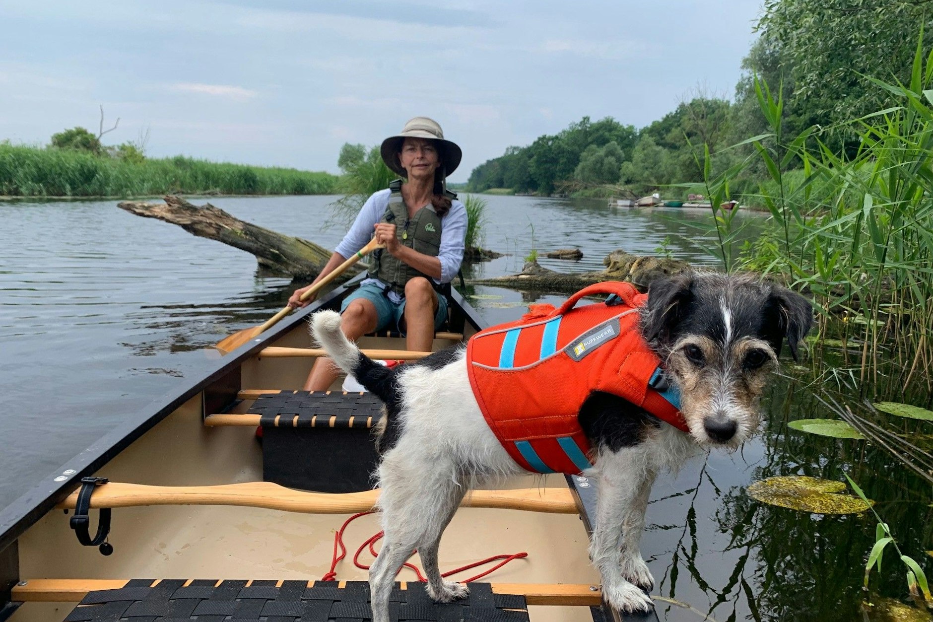 Mitarbeiterin Babette trägt eine Schwimmweste, obwohl sie gut schwimmt und auch gern.