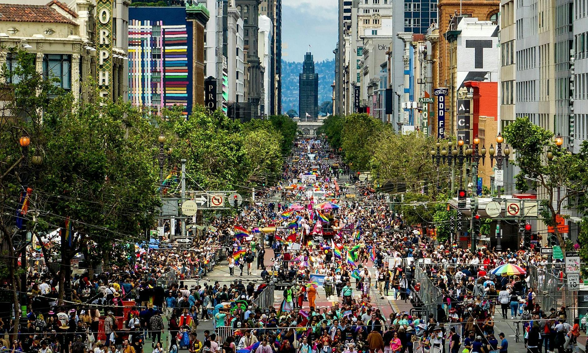 Zahlreiche Menschen feiern auf der Market Street bei der Pride Parade in San Francisco.