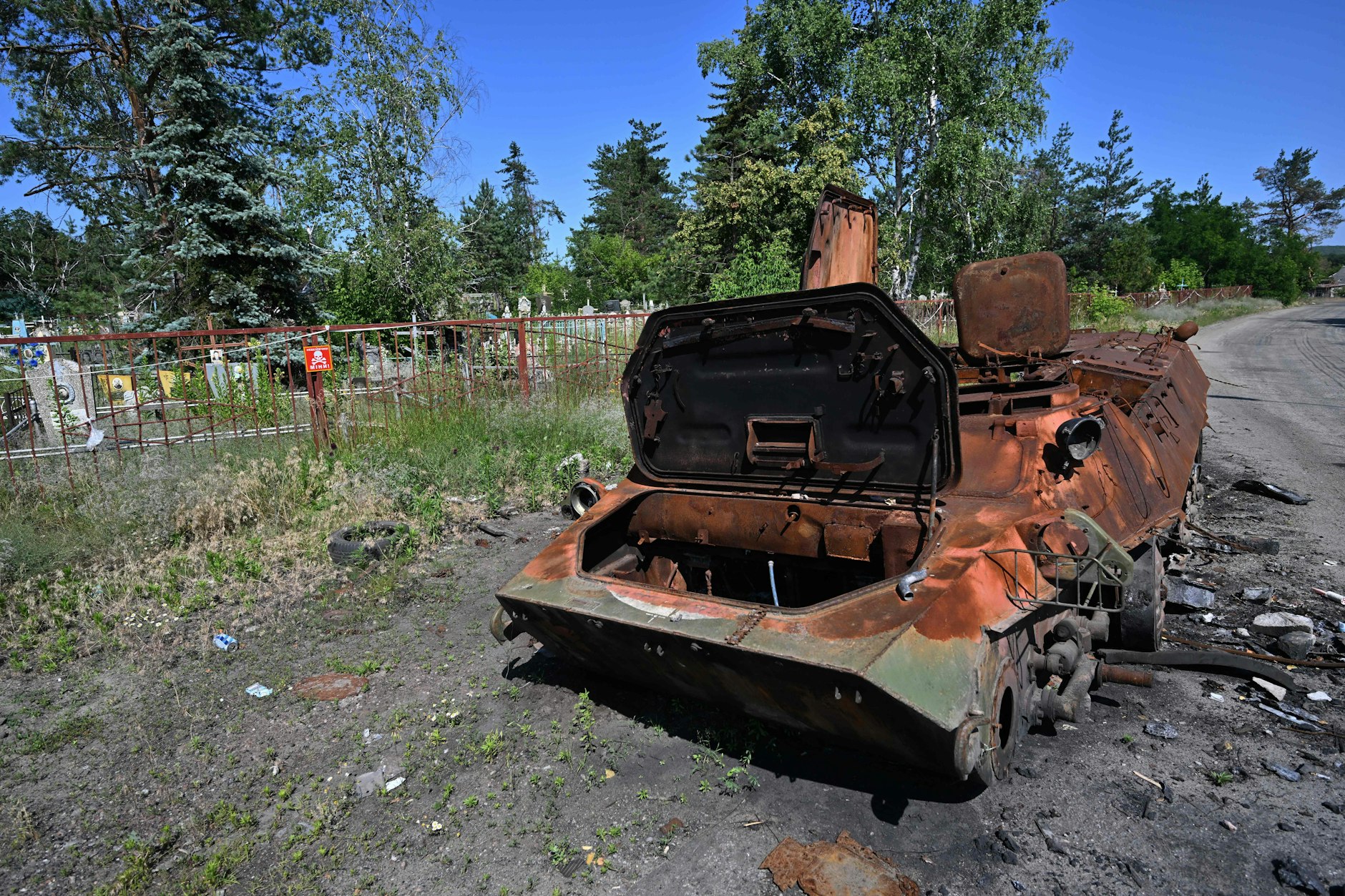 Ein zerstörtes russisches Militärfahrzeug in der Donbass-Region