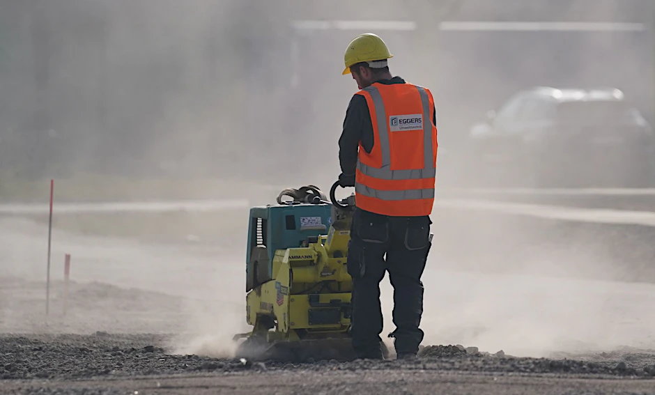ARCHIV - Ein Arbeiter auf einer Baustelle: Die Arbeitsagenturen gehen weiter von einer steigenden Beschäftigung aus.  