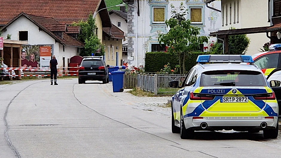 Einsatzkräfte der Polizei im niederbayerischen Ortenburg. Dort sind nach einem Ammoniak-Austritt mehrere  Menschen verletzt worden.  