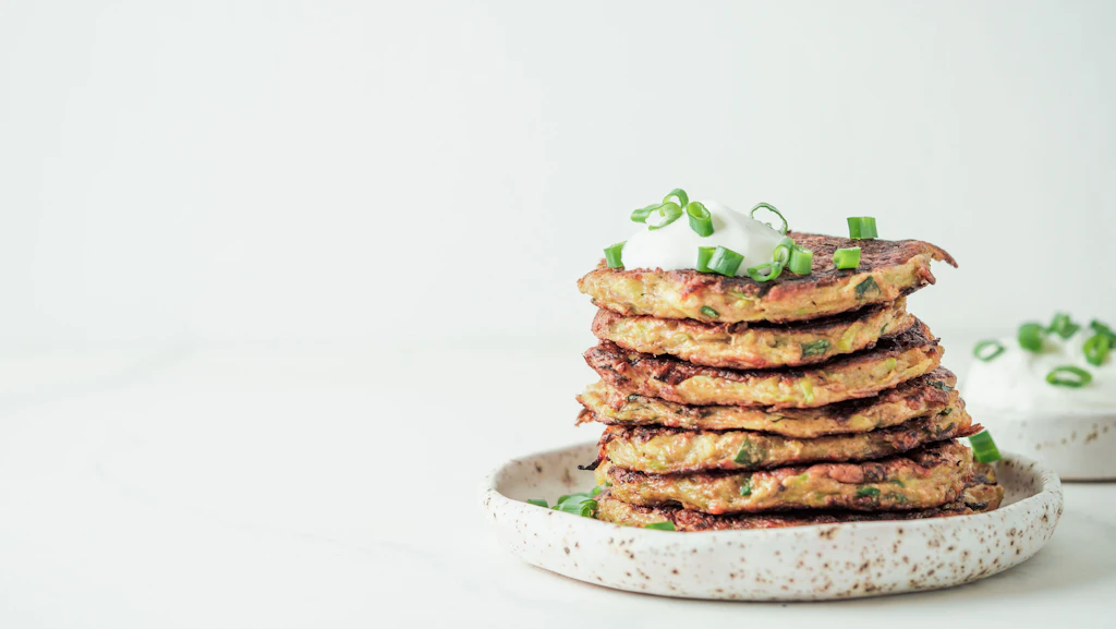 Geniale Zucchini-Pfannkuchen mit Feta – das Rezept für den Sommer