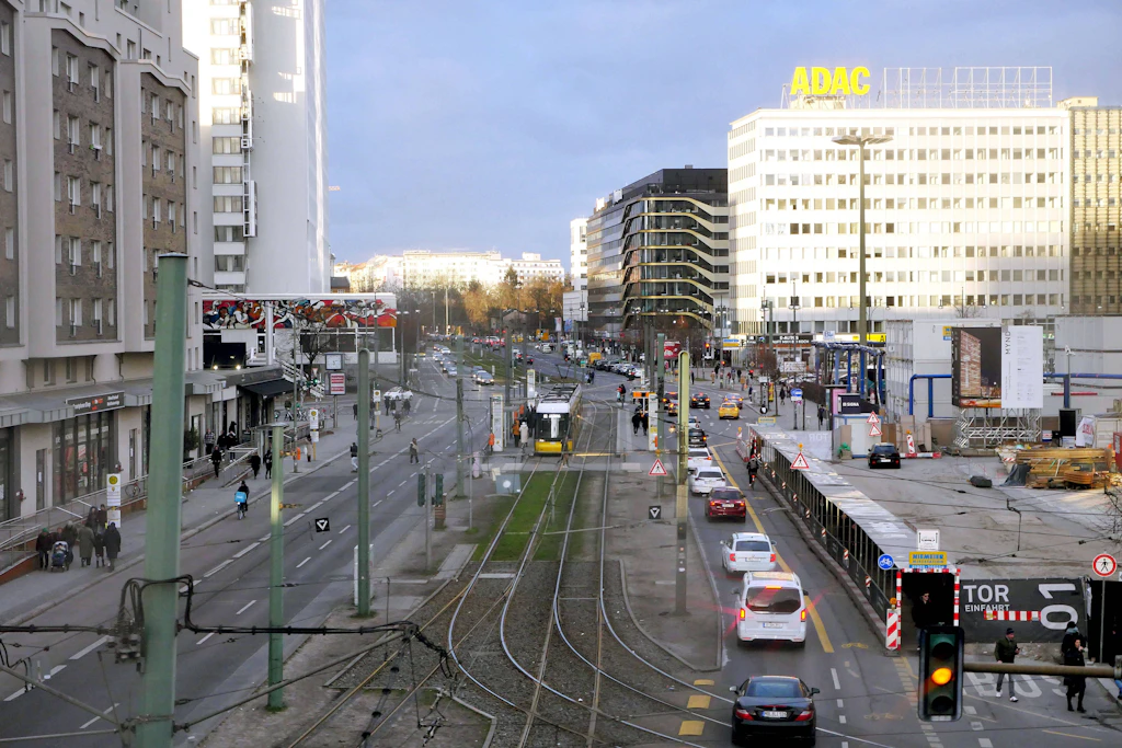 Berlin-Mitte: Radfahrerin kracht gegen Linienbus und stürzt
