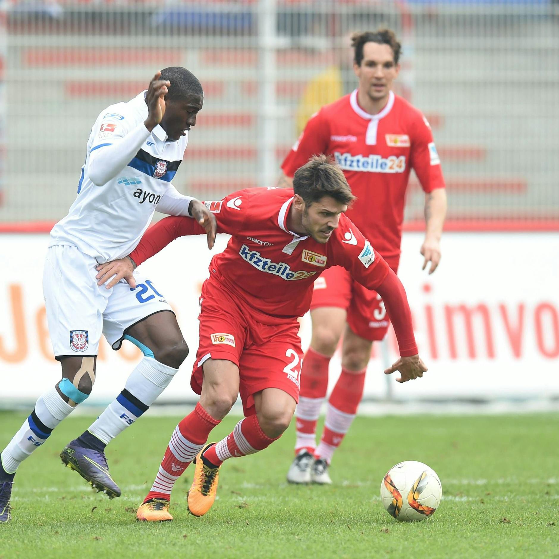 Frankfurts Taiwo Awoniyi im Zweikampf mit Christopher Trimmel. Die erste Begegnung des Nigerianers mit dem 1. FC Union.