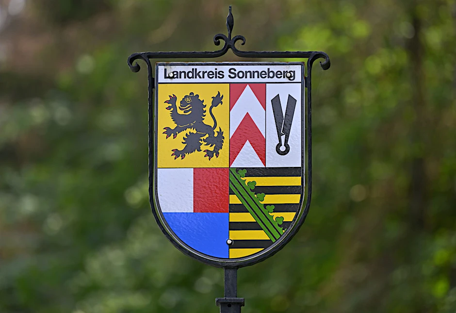 PRODUKTION - Im Landkreis Sonneberg hat ein AfD-Kandidat die Landrats-Wahl gewonnen.  