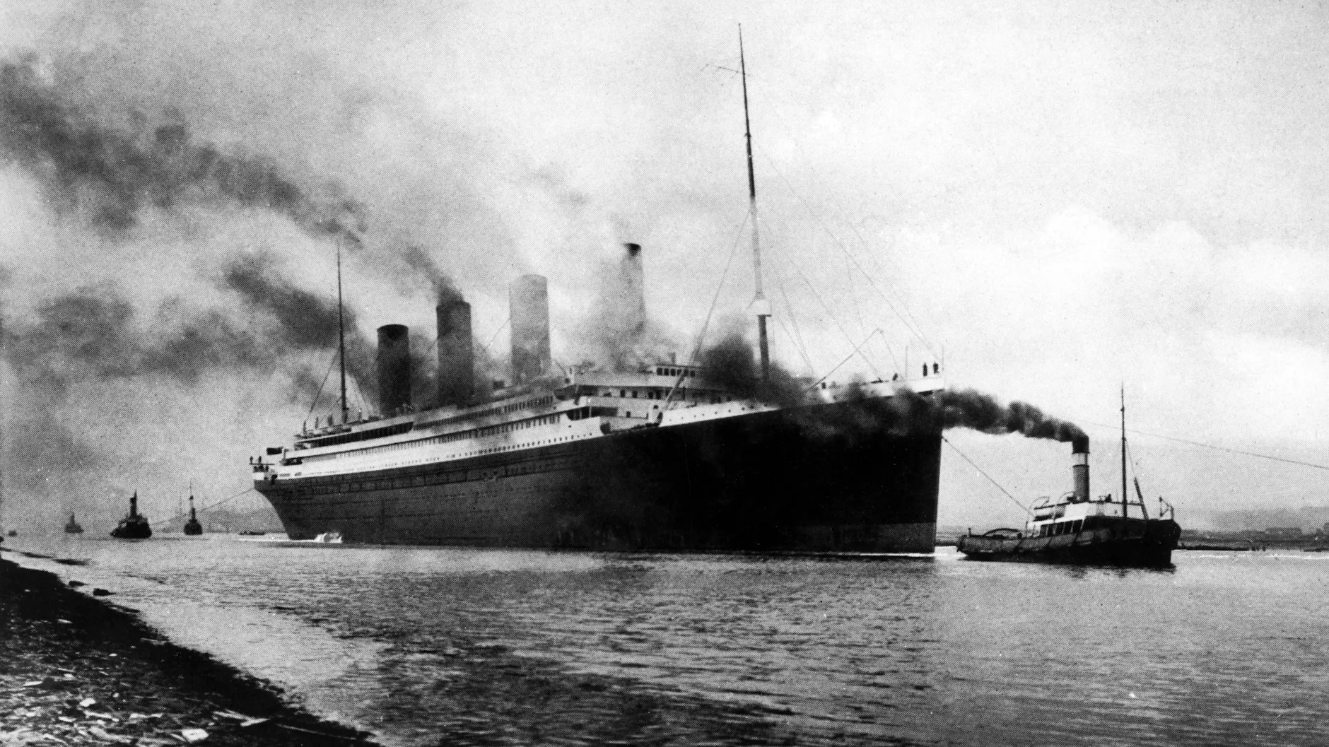 Die Titanic beim Auslaufen aus dem Hafen in Belfast im April 1912.