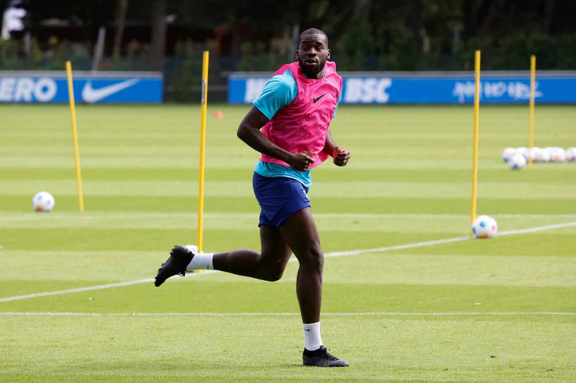 Herthas Noch-Stürmer Wilfried Kanga präsentiert sich gerade bei Herthas Training in einem nicht fitten Zustand. Das wird sich Trainer Pal Dardai nicht lange anschauen ...