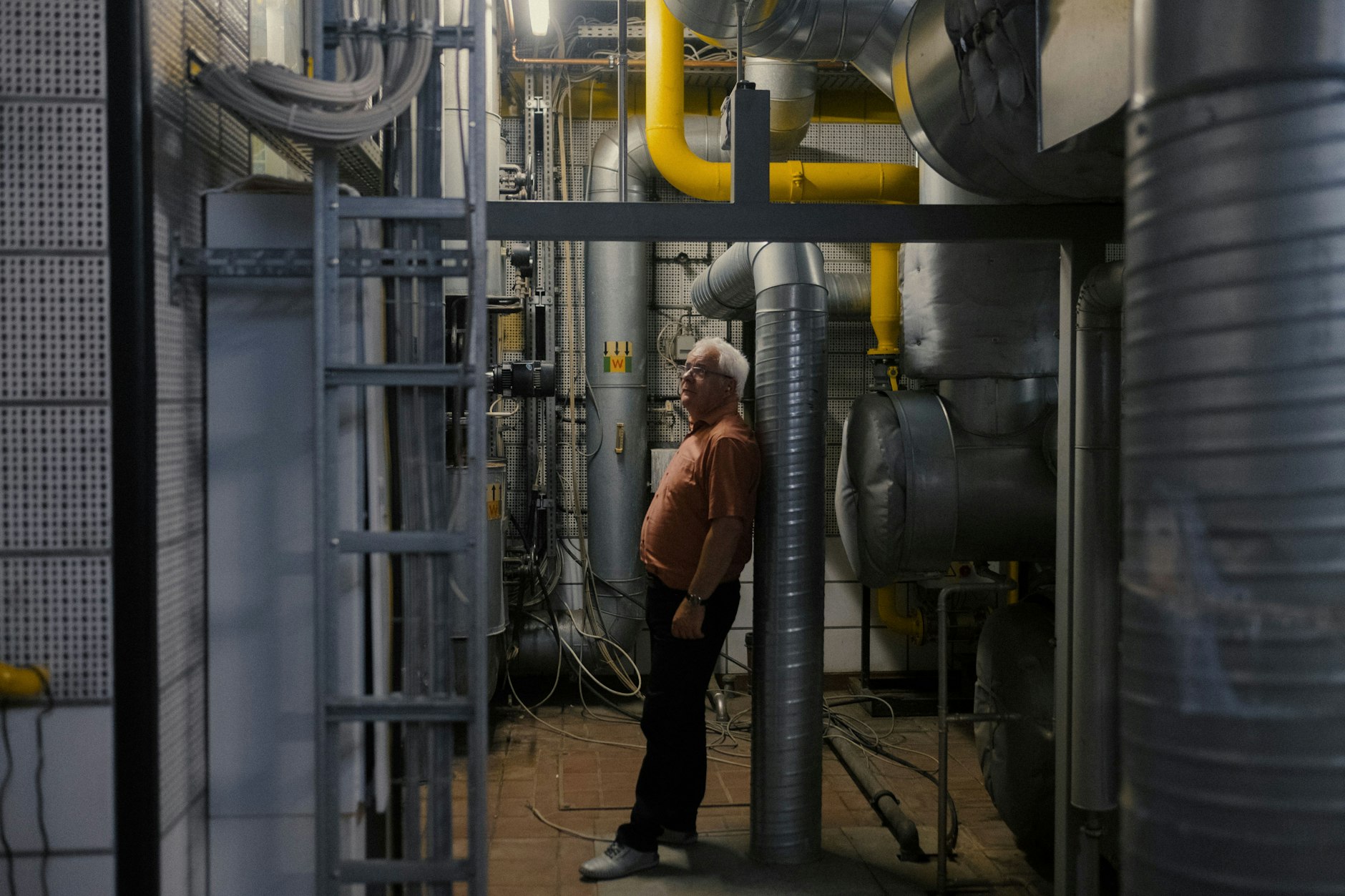 Michael Weidt (Bereichsleiter Service Center Bau- und Energiemanagment) lehnt an einigen Rohren im Keller des Martin-Luther Krankenhauses, Berlin Wilmersdorf - 21.07.2023

Michael Weidt (Bereichsleiter Service Center Bau- und Energiemanagment) leaning against some pipes in the basement of the Martin-Luther Krankenhaus, Berlin Wilmersdorf - 21.07.2023