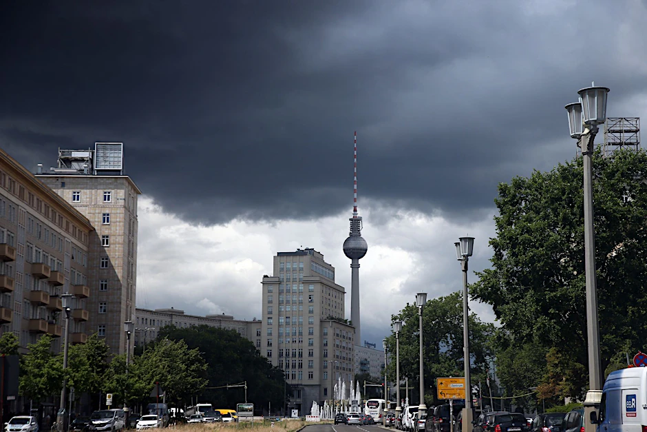 Dunkle Regen- und Gewitterwolken bauen über dem Strausberger Platz und dem Fernsehturm auf.  