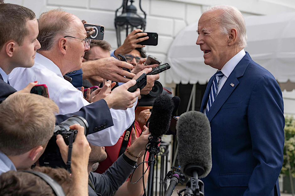US Präsident Joe Biden spricht vor dem Weißen Haus mit Journalisten. Dabei verwechselt er den Ukraine-Krieg mit dem Irak-Krieg.&nbsp;
