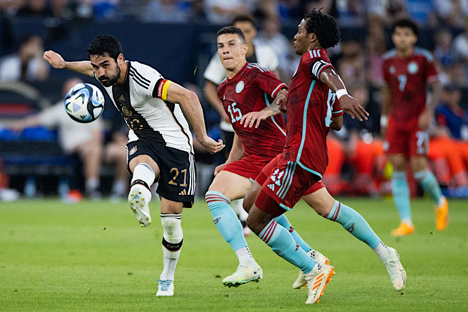 Deutschlands Ilkay Gündogan (l) kommt gegen Kolumbiens Matheus Uribe (M) und Juan Cuadrado (r) zum Torschuss.  