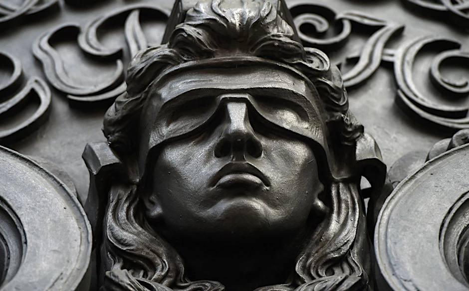 ARCHIV - Eine Figur der blinden Justitia.  