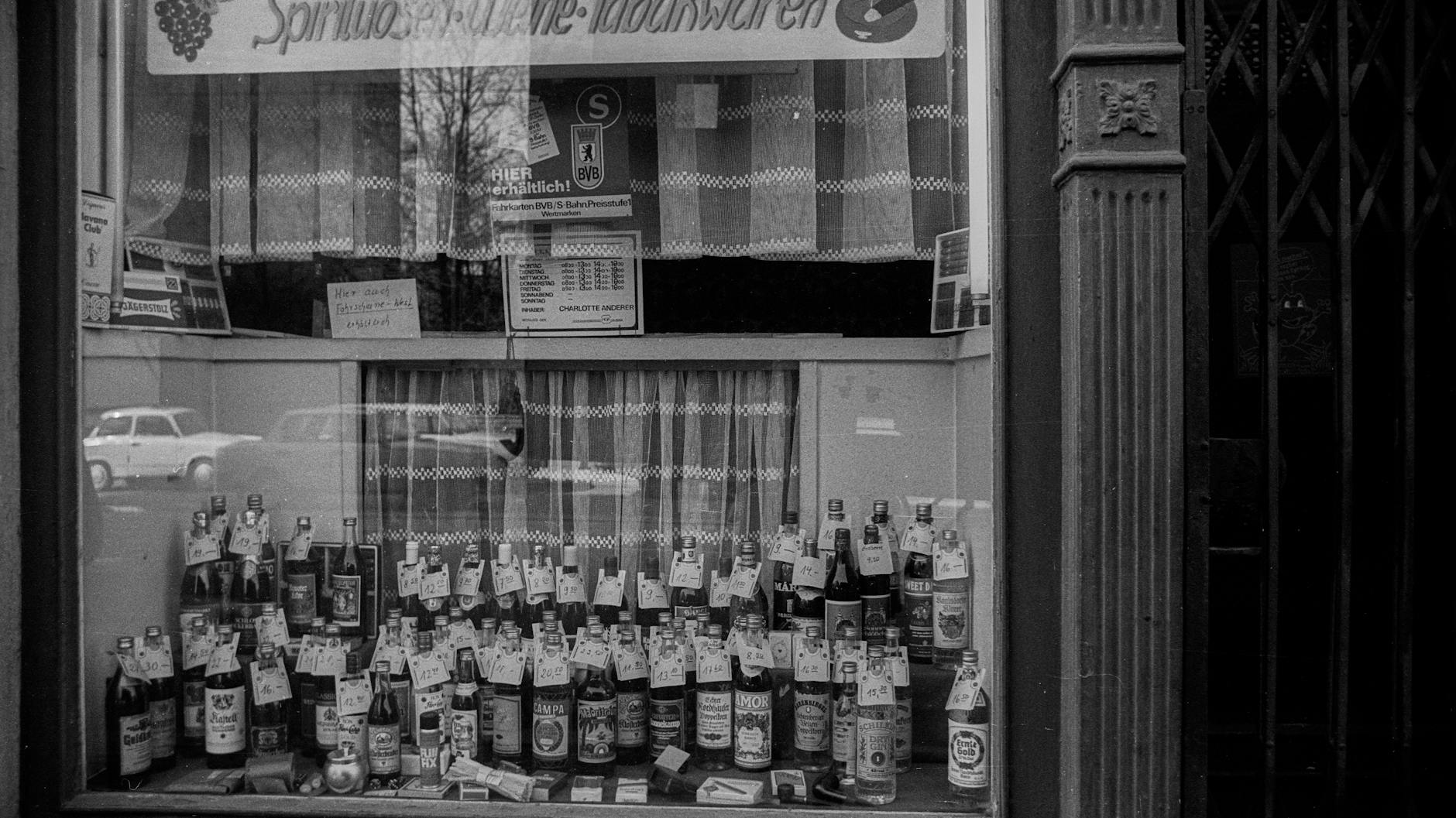 Ein DDR-Schnapsladen in der Berliner Rosenthaler Straße: Harte Sachen gab es im SED-Staat reichlich, der zur Weltspitze gehörte, wenn es ums Trinken ging.