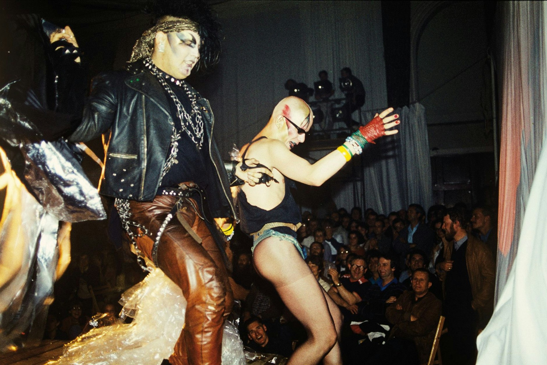 Aus der Serie „Chic, Charmant, Dauerhaft“ Berlin, 1983–1985: Frank Schäfer und Sven Marquardt (l.) bei einer Modenschau