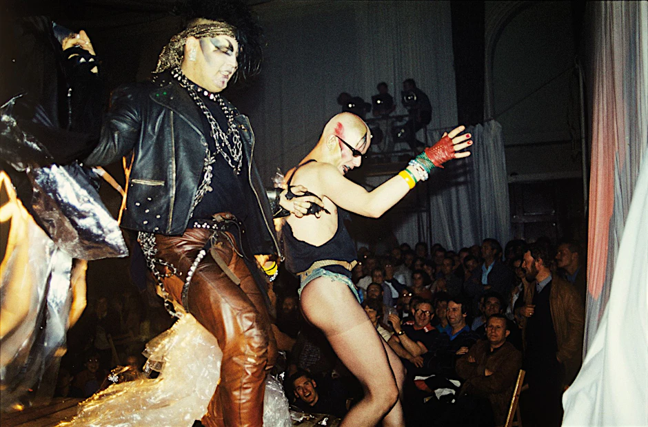 Aus der Serie „Chic, Charmant, Dauerhaft“ Berlin, 1983–1985: Frank Schäfer und Sven Marquardt (l.) bei einer Modenschau