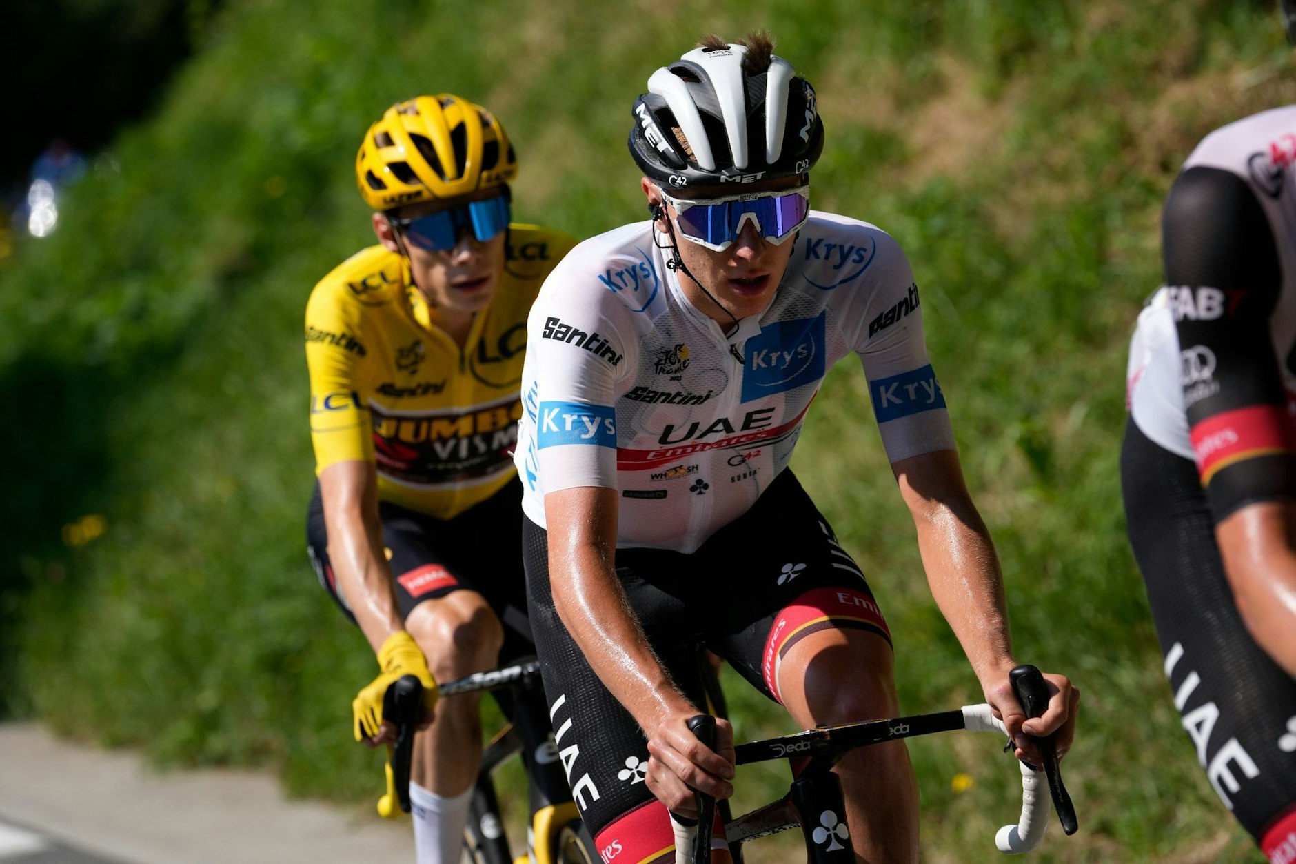 Tadej Pogacar (r.) und der Vorjahressieger Jonas Vingegaard sind wieder die Favoriten bei der Tour de France.
