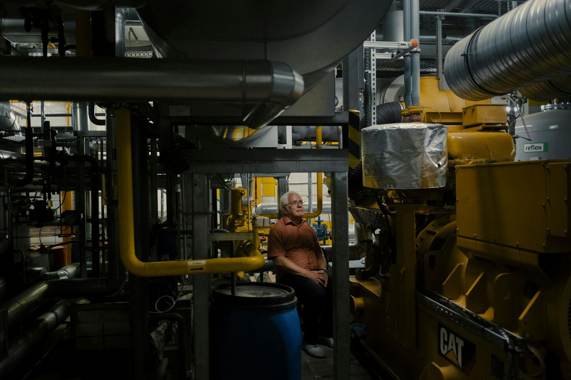 Michael Weidt, Bereichsleiter im Servicecenter für Bau- und Energie-Management, sitzt neben dem Blockheizkraftwerk des Martin-Luther-Krankenhauses in Berlin-Wilmersdorf.
